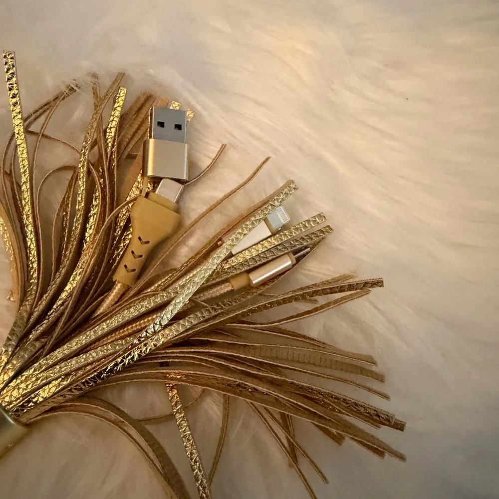 Bolsetta Universal Charging Tassels for Apple & Android - Gold